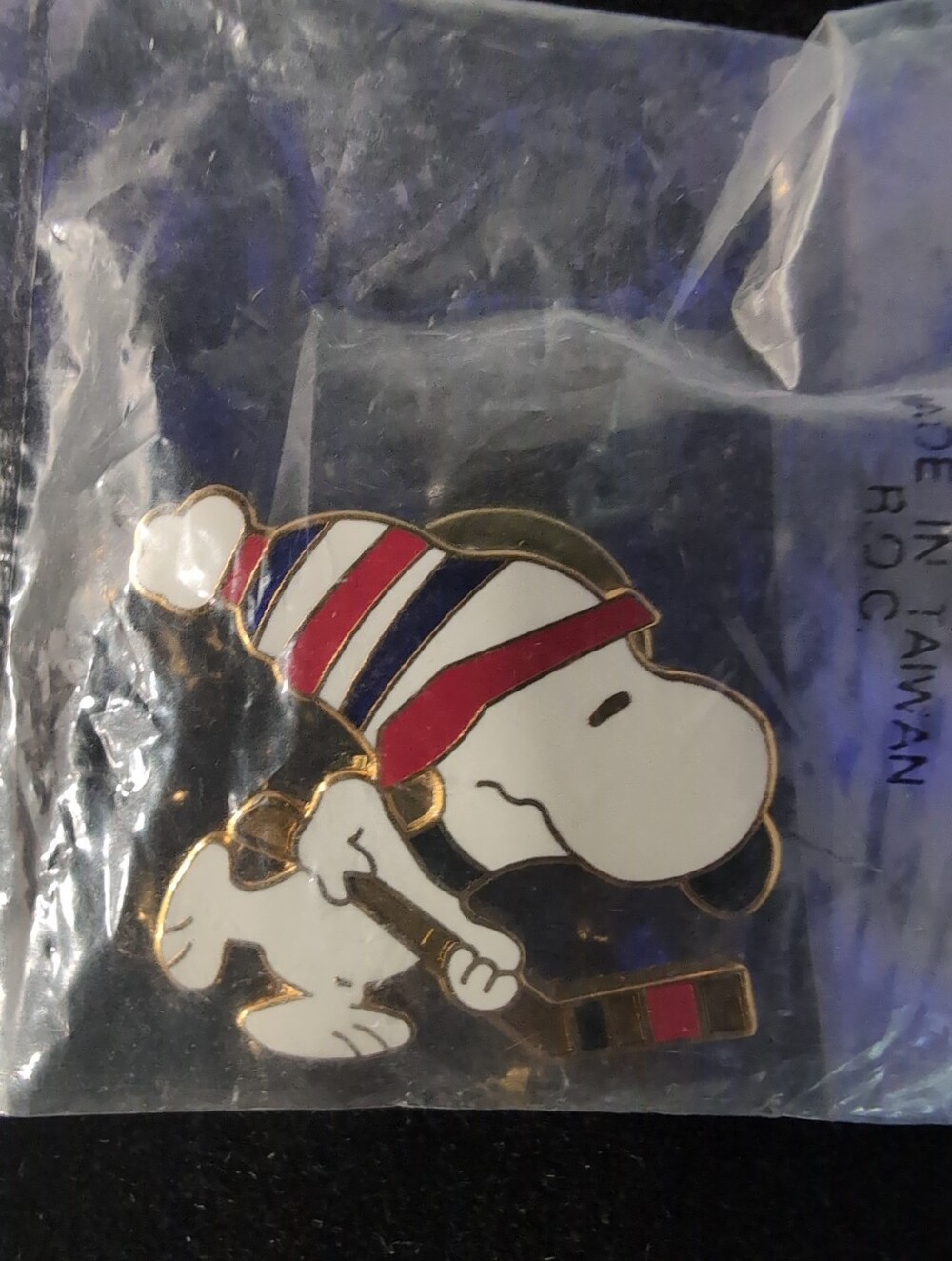 Vintage NEW Snoopy Playing Hockey Lapel Pin